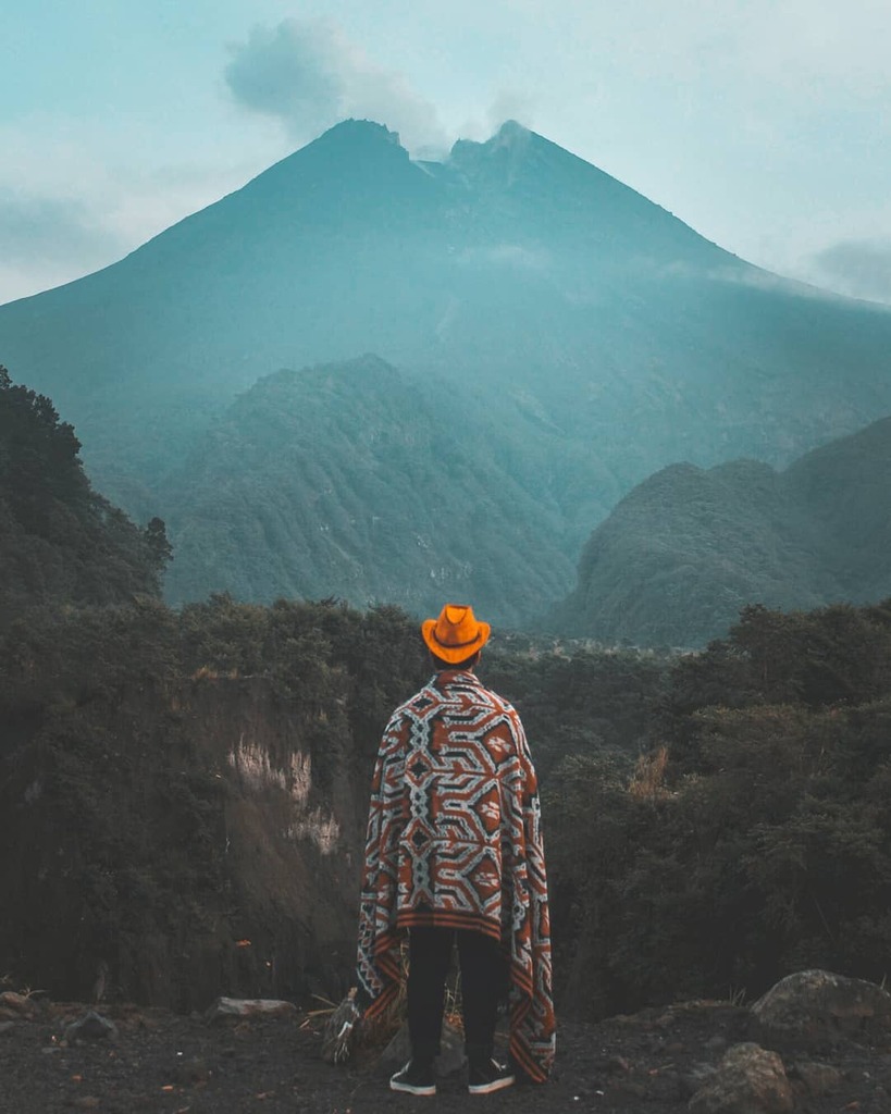 Foto dengan latar belakang Gunung Merapi yang megah