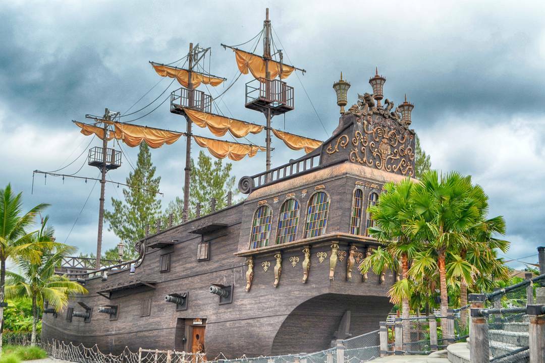 Replika bajak laut dan ornamen tematik Replika bajak laut dan ornamen tematik