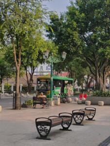 Tempat duduk yang tersedia di sekitar kawasan Titik Nol Kilometer