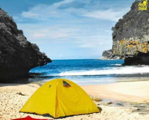 Tenda milik pengunjung di tepi pantai
