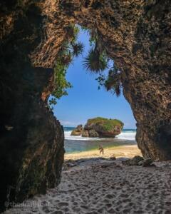 Formasi karang yang eksotis di tepi pantai