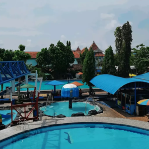 Suasana waterpark saat sepi