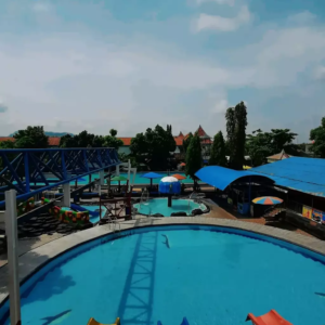 Kolam renang yang ada di Waterpark Galuh Tirtonirmolo