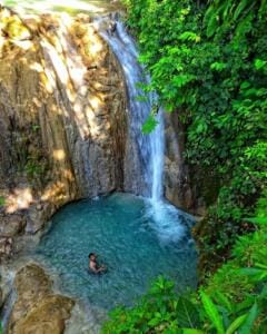 Keindahan air terjun dari atas