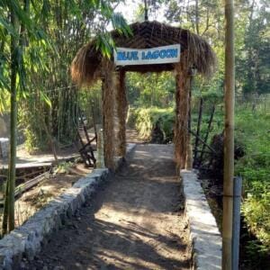 Jalan masuk menuju Blue Lagoon