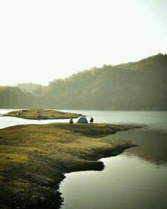 Menikmati suasana di tepi waduk