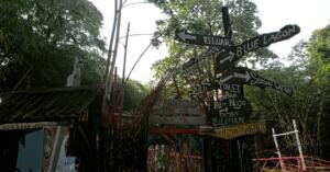Papan petunjuk di area wisata