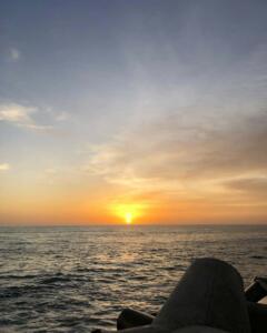 Sore menjelang sunset menciptakan cahaya dramatis