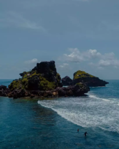 Suasana pantai yang tenang di pagi hari