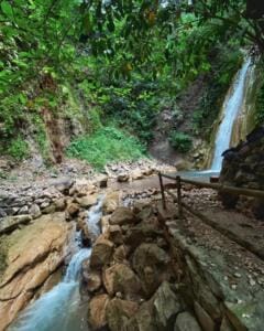 Air terjun yang megah dan menyejukkan