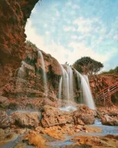 Air terjun yang mengalir langsung dari tebing menuju laut