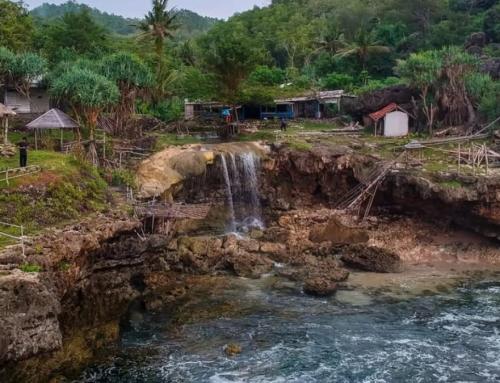 Pantai Jogan Yogyakarta: Perpaduan Unik Air Terjun dan Laut di Gunungkidul