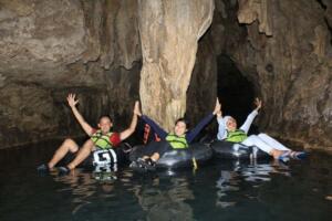 Bagian dalam goa dengan formasi stalaktit