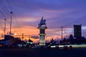 Angle rendah untuk menangkap keseluruhan patung dan langit sebagai latar