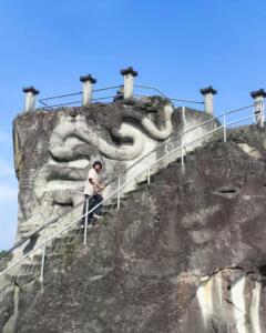 Area dengan ukiran geometris pada dinding tebing