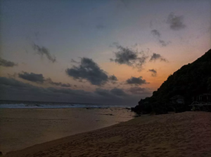 Suasana pantai saat senja