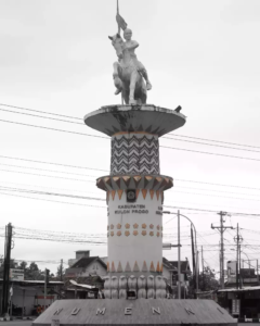 Nyi Ageng Serang digambarkan menunggang kuda dengan satu kaki terangkat