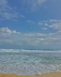Suasana pantai di pagi hari