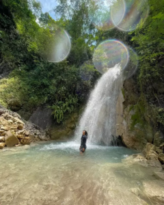 Posisi di tenagh kolam dengan latar belakang air terjun