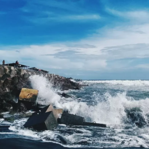 Struktur batu pemecah ombak membentang sepanjang garis pantai