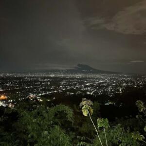 Keindahan kota saat malam hari dari ketinggian