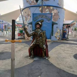 Foto di area tematik dengan berbagai karakter menarik