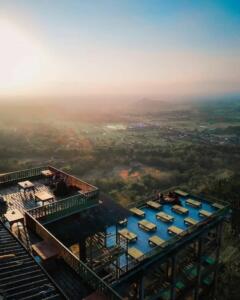 Area viewing deck dengan pagar pengaman