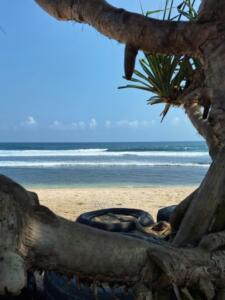 Suasana pantai yang cenderung sepi