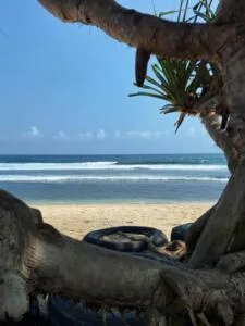 Suasana pantai yang cenderung sepi