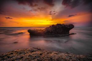 Panorama pantai saat senja