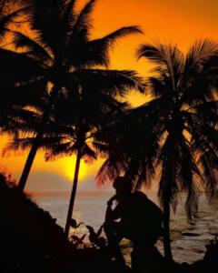 Foto dengan latar belakang sunset yang memukau