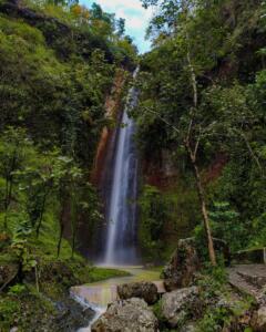 Air Terjun Sidoharjo dengan debit air deras mengalir di tebing tinggi