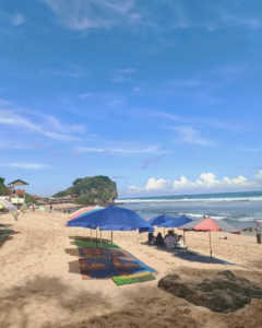 Payung warna-warni di tepi pantai Payung warna-warni di tepi pantai