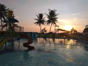 Spot foto kolam dengan latar belakang persawahan Spot foto kolam dengan latar belakang persawahan