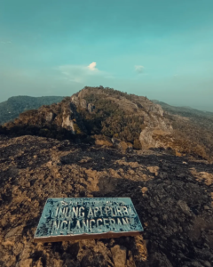 Pemandangan dari puncak Gunung Api Purba dengan siluet pegunungan Gunungkidul