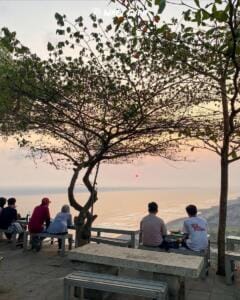 Tempat pengunjung untuk menikmati keindahan lanskap alam