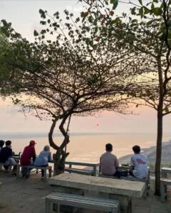 Tempat pengunjung untuk menikmati keindahan lanskap alam