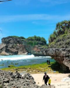 Suasana pantai saat pagi hari