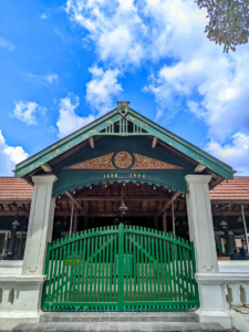 Pintu masuk masjid