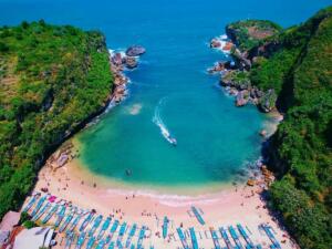 Teluk Pantai Ngrenehan dengan perahu nelayan