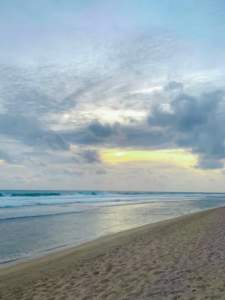 Suasana Pantai Sepanjang dengan pasir putih dan ombak tenang