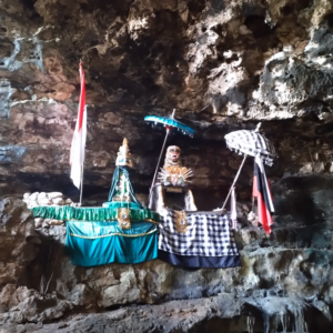Interior Goa Langse dengan stalaktit dan stalagmit alami