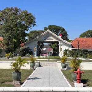 Area regol/gerbang utama menuju pendopo