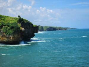 Pemandangan tebing karang khas Taman Pantai Buron
