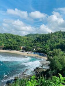 Pemandangan alam dari puncak Bukit Pengilon menampilkan panorama pantai