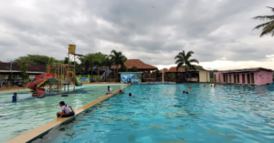 Kolam renang Water Byur dengan air jernih Kolam renang Water Byur dengan air jernih