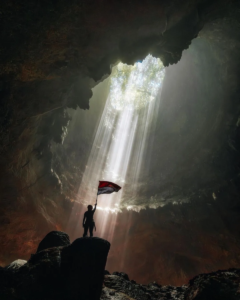 Heaven light Goa Jomblang dengan siluet dramatis