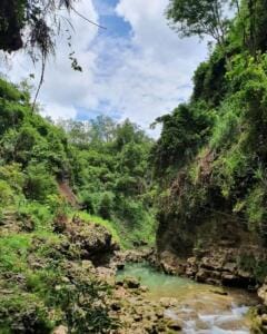 Area sungai terbuka sebelum memasuki mulut goa