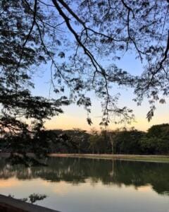 Pemandangan Telaga Jonge dengan refleksi sempurna di permukaan air