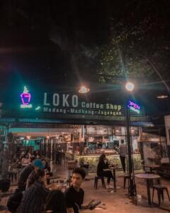 Suasana ramai Loko Cafe saat malam